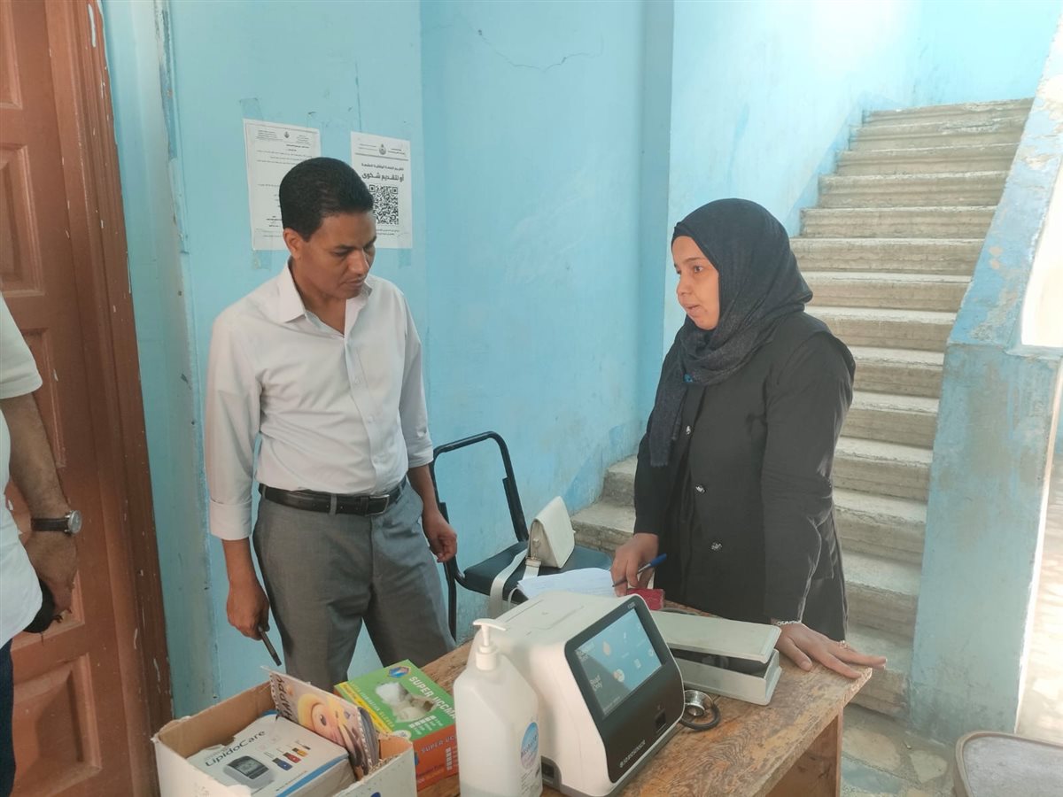 إحالة طبيب للتحقيق العاجل لغيابه خلال جولة تفقدية لوكيل وزارة الصحة بالأقصر في العيد