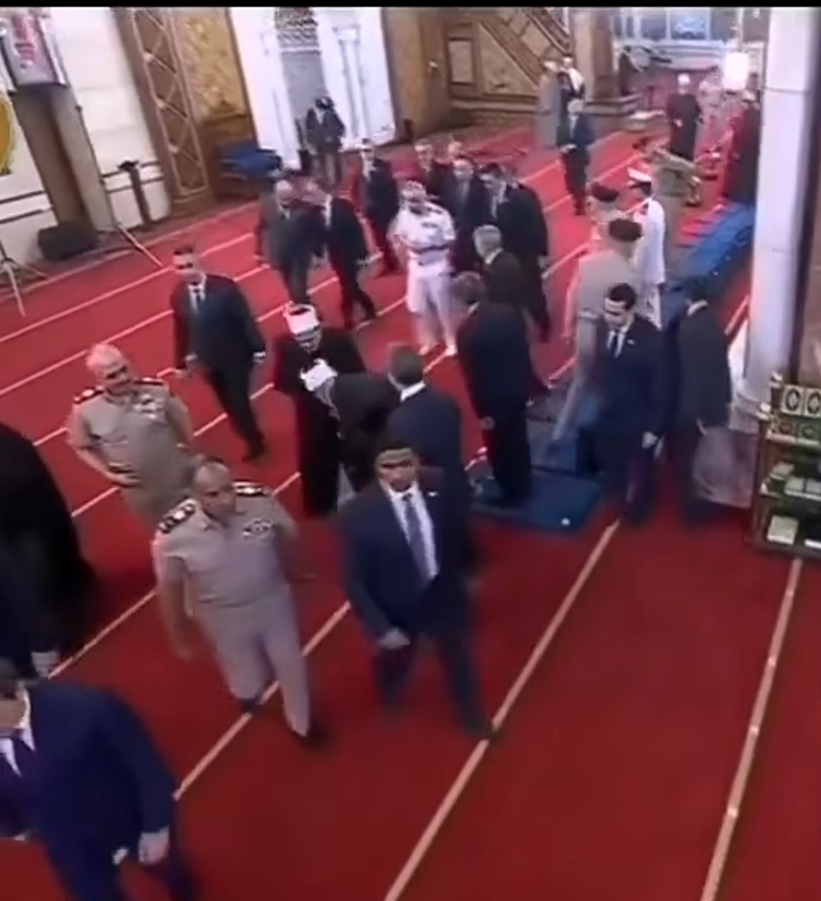 لدكتور علي جمعة يقبّل يد شيخ الأزهر عقب الانتهاء من أداء صلاة عيد الأضحى