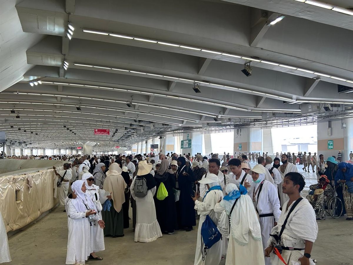 حجاج السياحة يقضون أيام التشريق بمخيمات منى
