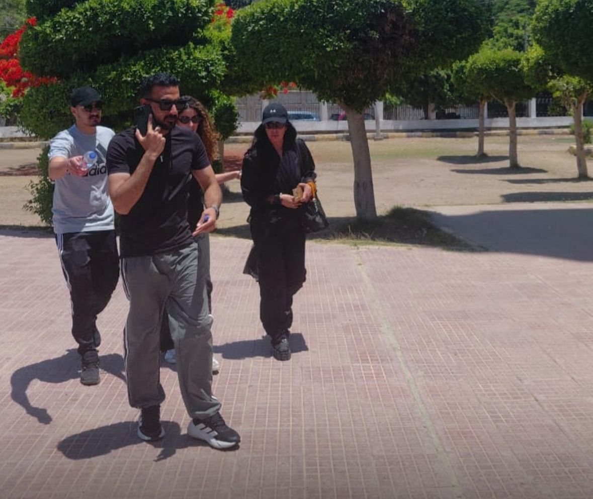 لحظات حزن مؤثرة.. أحمد حلمي يصل مسجد ناصر ببنها استعدادًا لصلاة جنازة والدته ومنى زكي تسانده&nbsp;