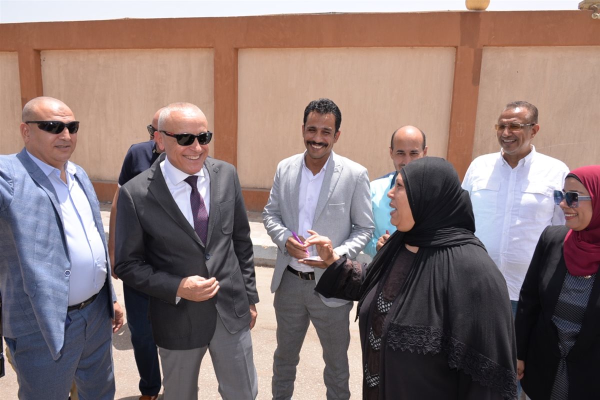 محافظ الأقصر يتوقف لإستغاثة سيدة أثناء جولتة