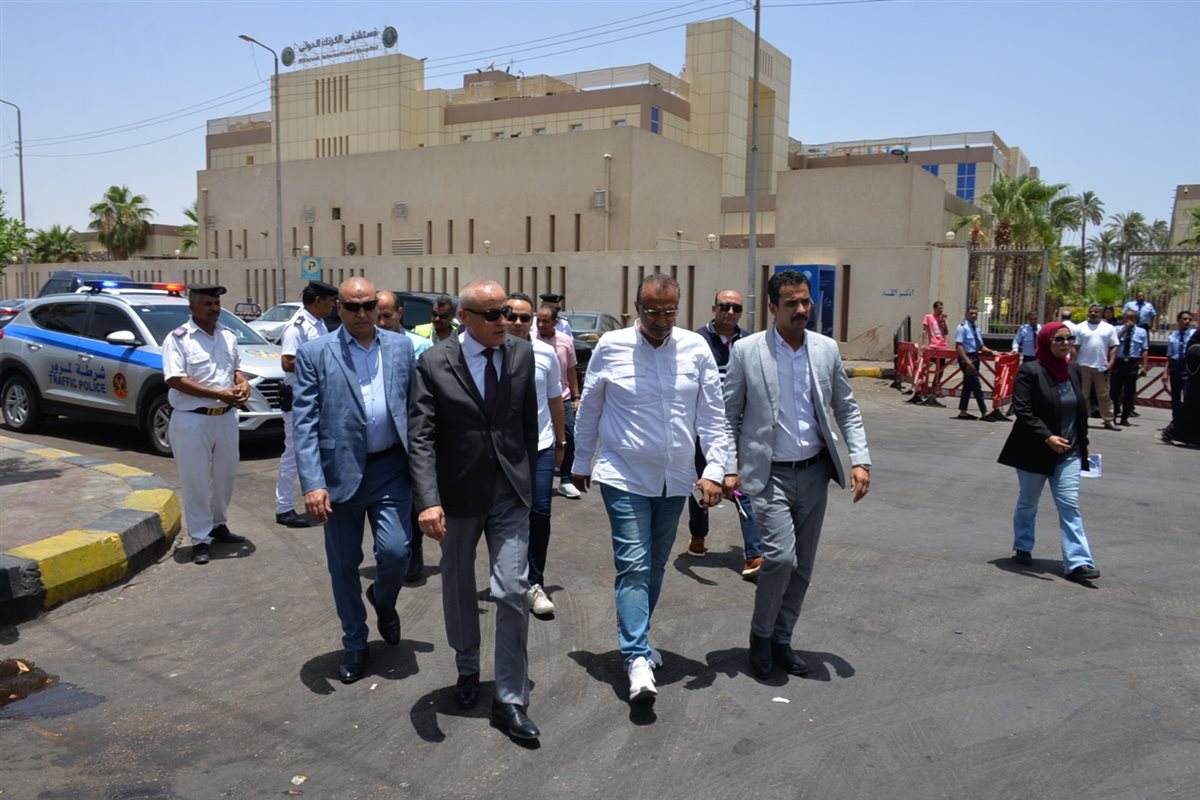محافظ الأقصر يتوقف لإستغاثة سيدة أثناء جولتة
