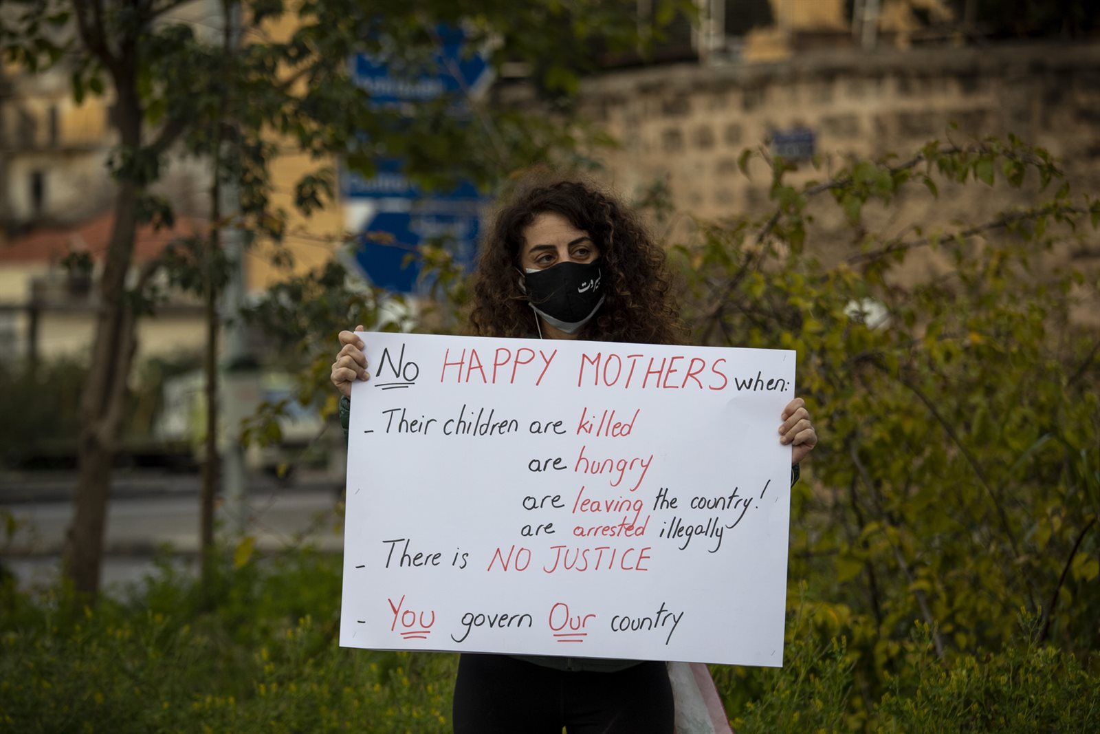 بالتظاهر والملابس السوداء نساء لبنان يحتفلن بعيد الأم ألبوم 