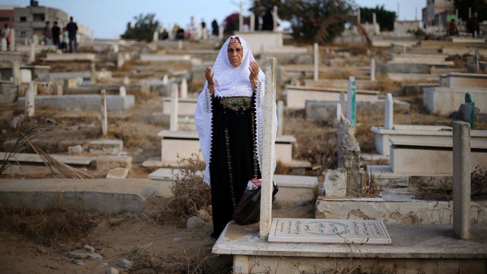 حكم زيارة القبور في العيد للنساء