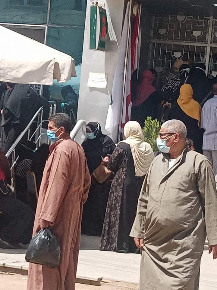 زحام أمام البنك الأهلي في الإبراهيمية بالشرقية 03