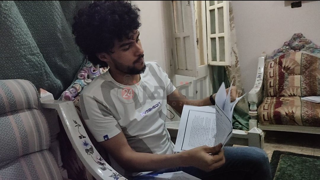 السيد يستعرض روشتات والتقارير الطبية لحالته