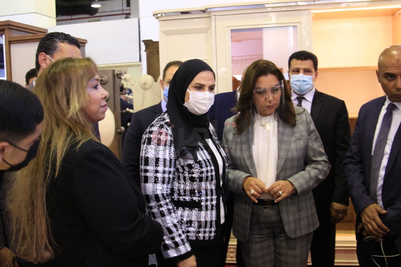 وزيرة التضامن تفتح معرض ديارنا للأثاث  (1)