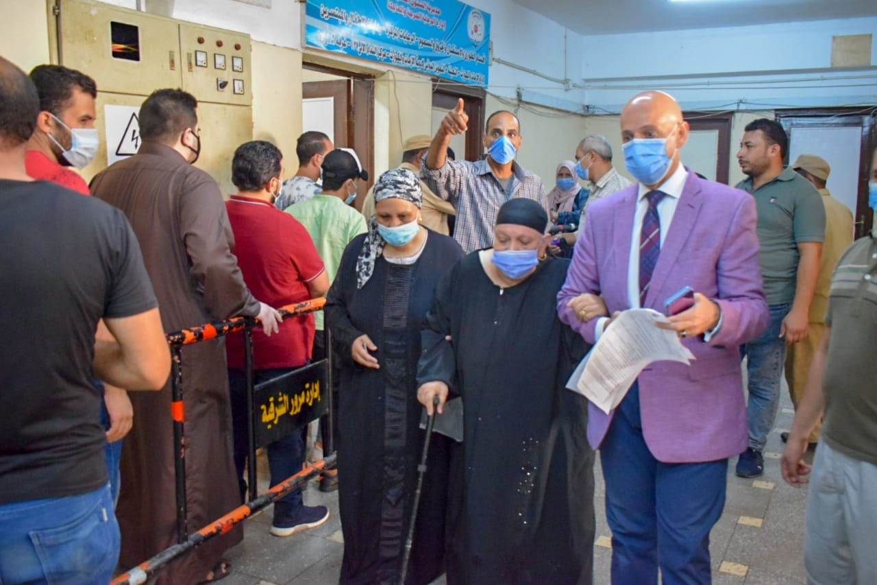وكيل وزارة الصحة يُساعد كبار السن لتلقي اللقاح بالشرقية