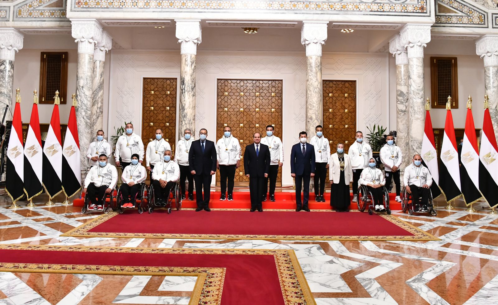 السيسي يكرم الأبطال 