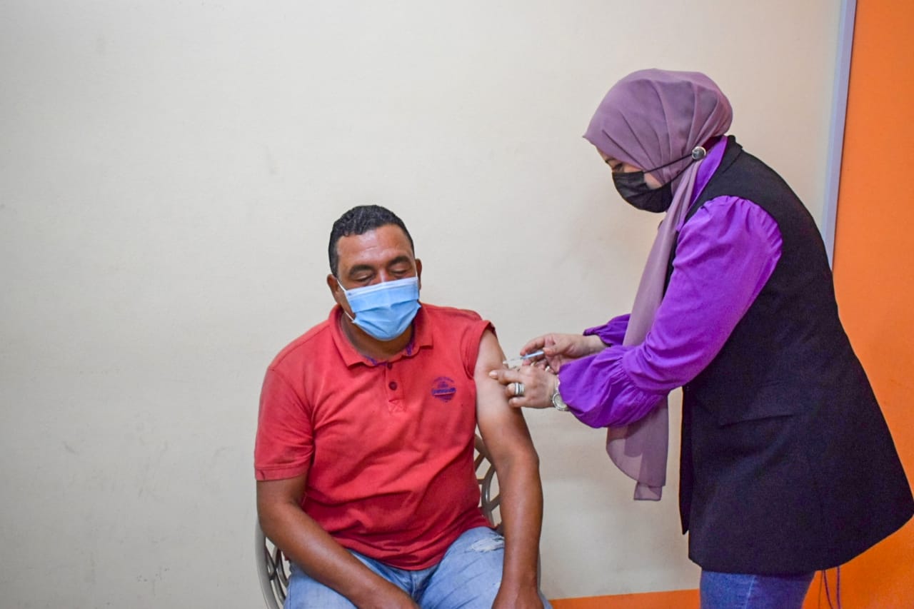تطعيم المواطنين والمسافرين بلقاح كورونا بمديرية الصحة بالشرقية 01