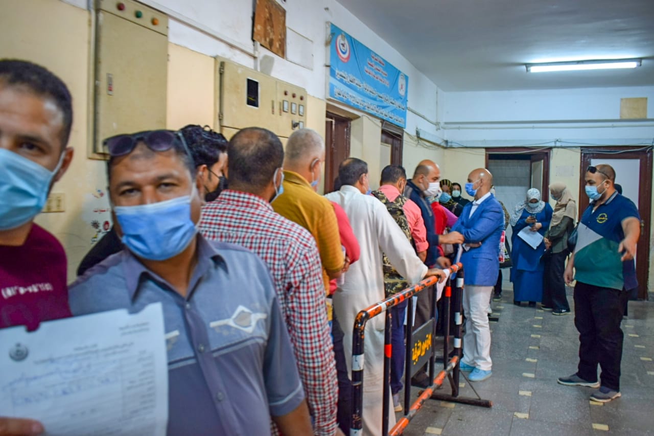 تطعيم المواطنين والمسافرين بلقاح كورونا بمديرية الصحة بالشرقية 02