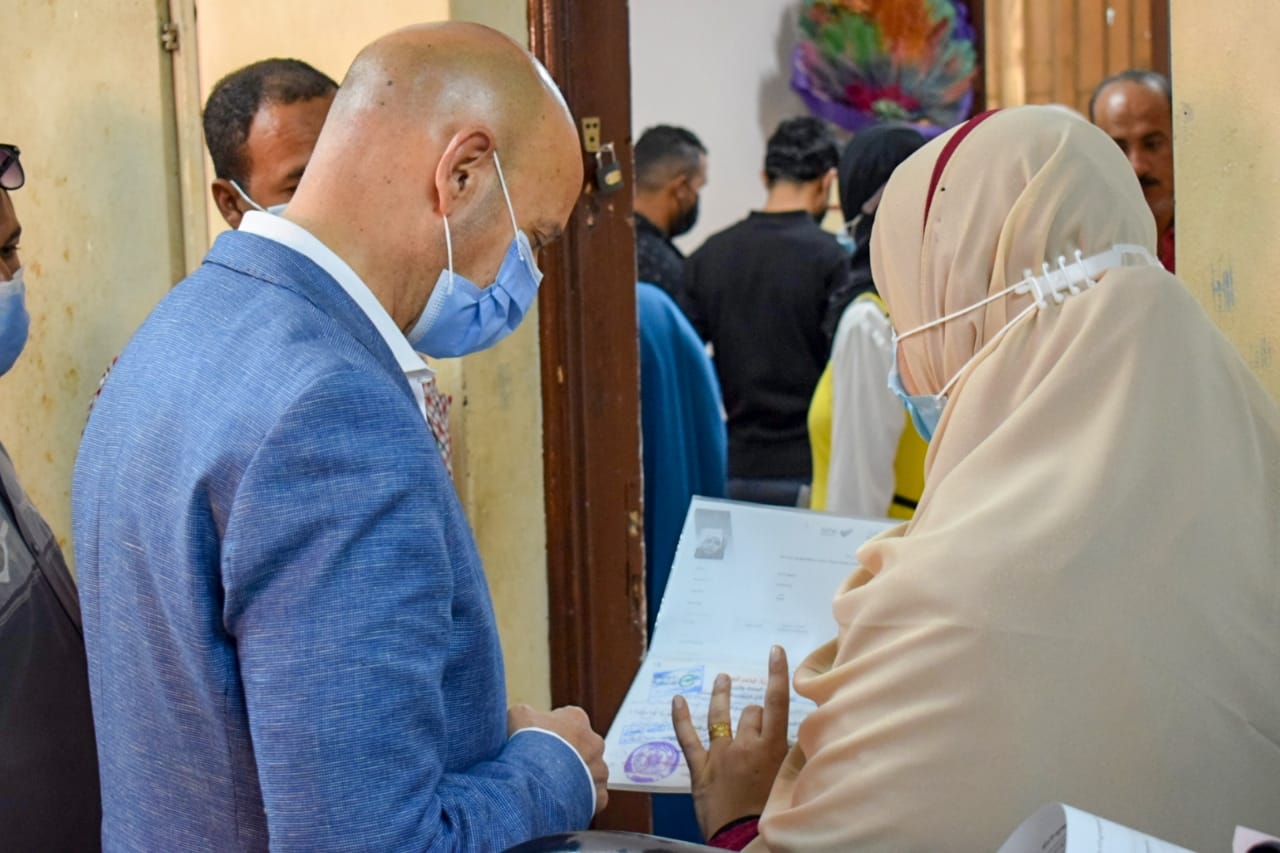 تطعيم المواطنين والمسافرين بلقاح كورونا بمديرية الصحة بالشرقية 04