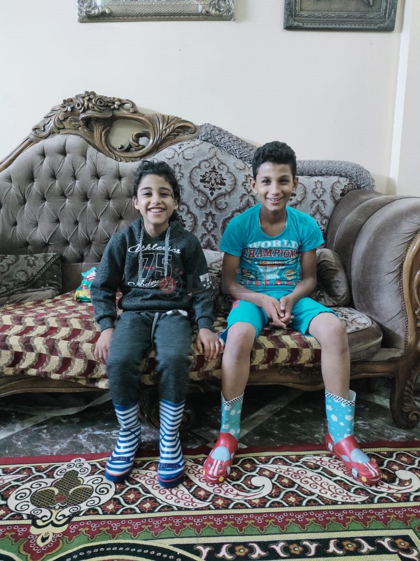 الطفلين