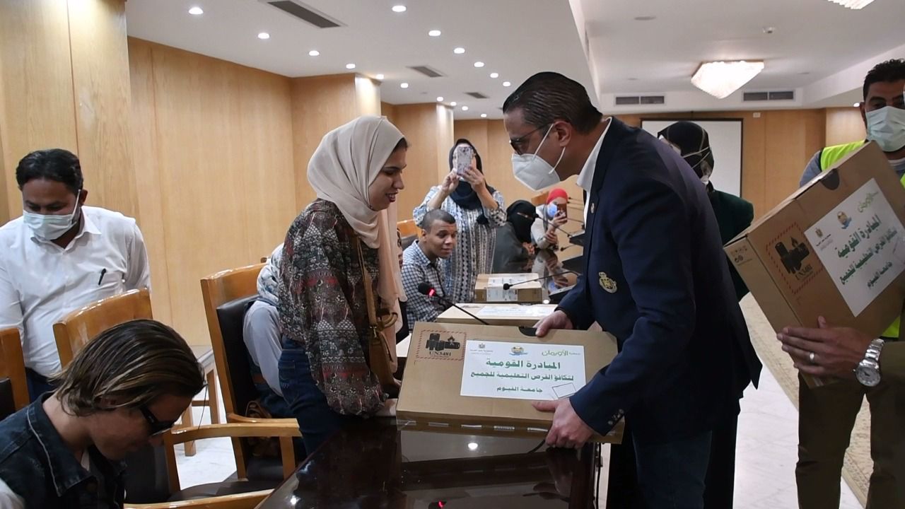 تسليم أجهزة لاب توب لطلاب جامعة الفيوم من ذوي الهمم