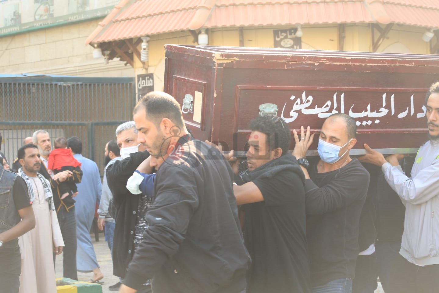جنازة نجل شقيقة الفنان محمد منير (1)