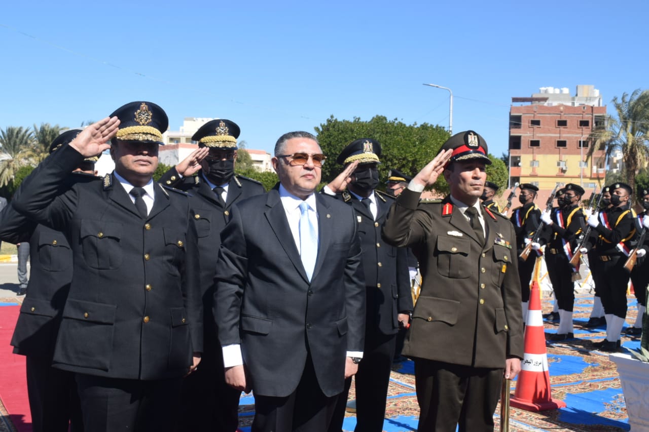 محافظ البحر الأحمر ومدير الأمن يضعان إكليل الزهور على النصب التذكاري