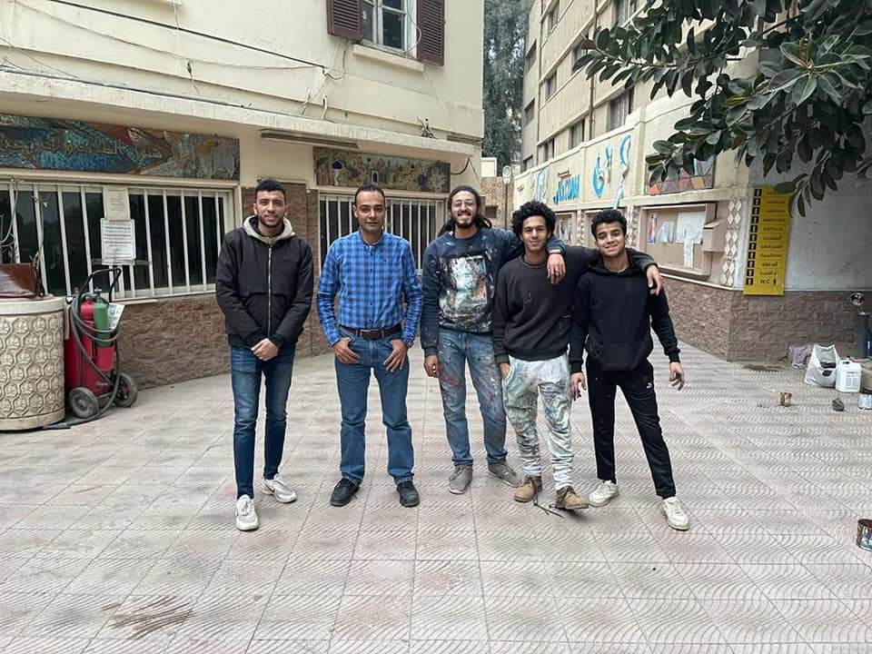 طلاب كلية التربية الفنية جامعة حلوان يشاركون فى إعادة إحياء التماثيل التى تجمل الكلية
