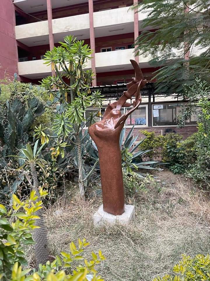 طلاب كلية التربية الفنية جامعة حلوان يشاركون فى إعادة إحياء التماثيل التى تجمل الكلية