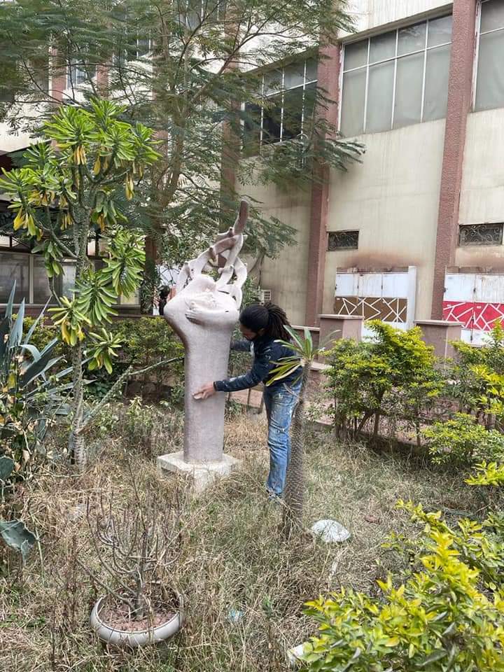 طلاب كلية التربية الفنية جامعة حلوان يشاركون فى إعادة إحياء التماثيل التى تجمل الكلية