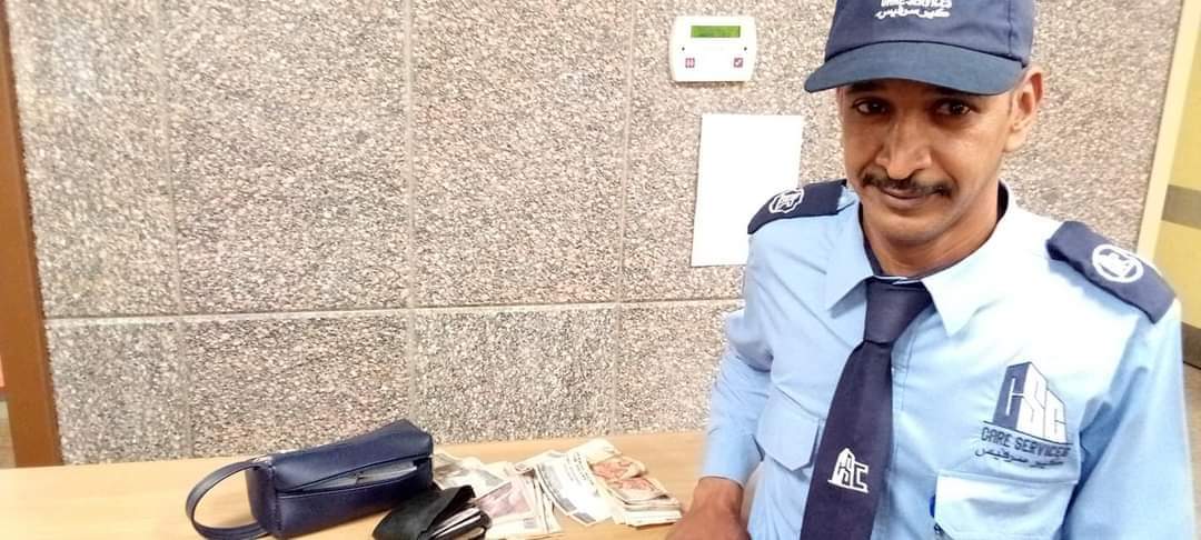 فرد أمن مستشفى ايزيس أثناء عثوره على الأموال 