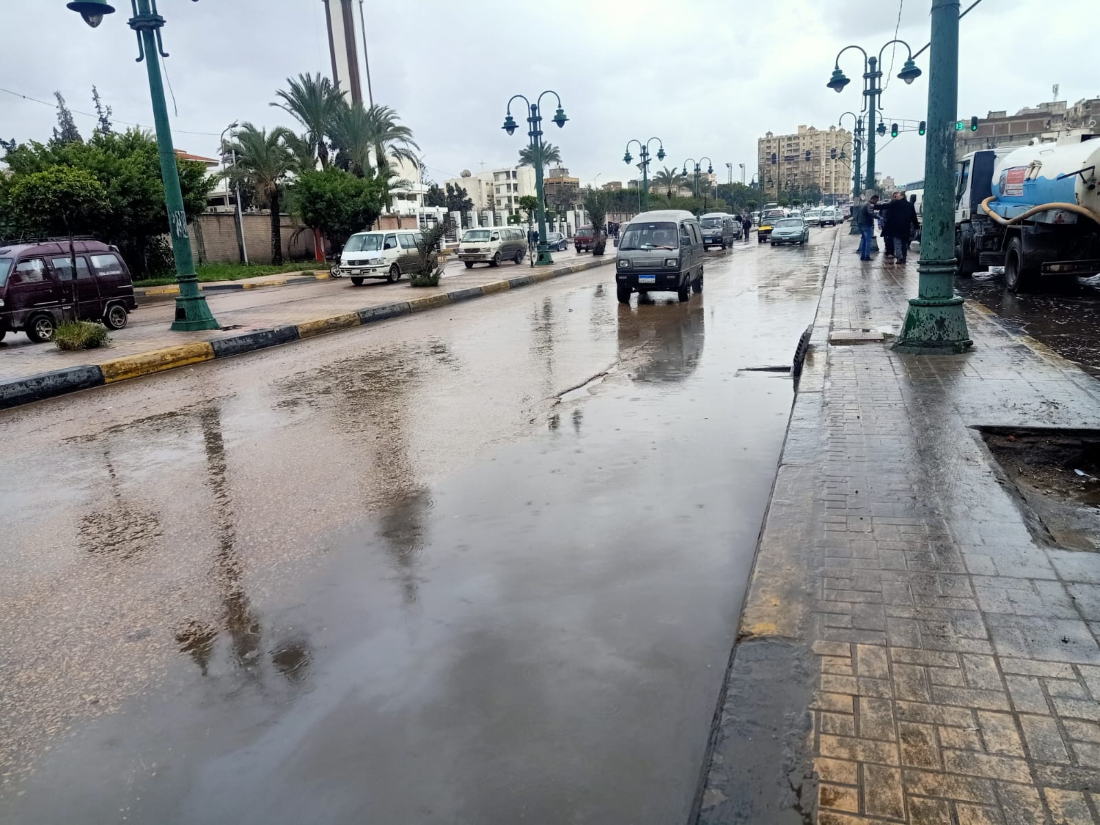 محافظ الإسكندرية يتابع تصريف مياه الأمطار 