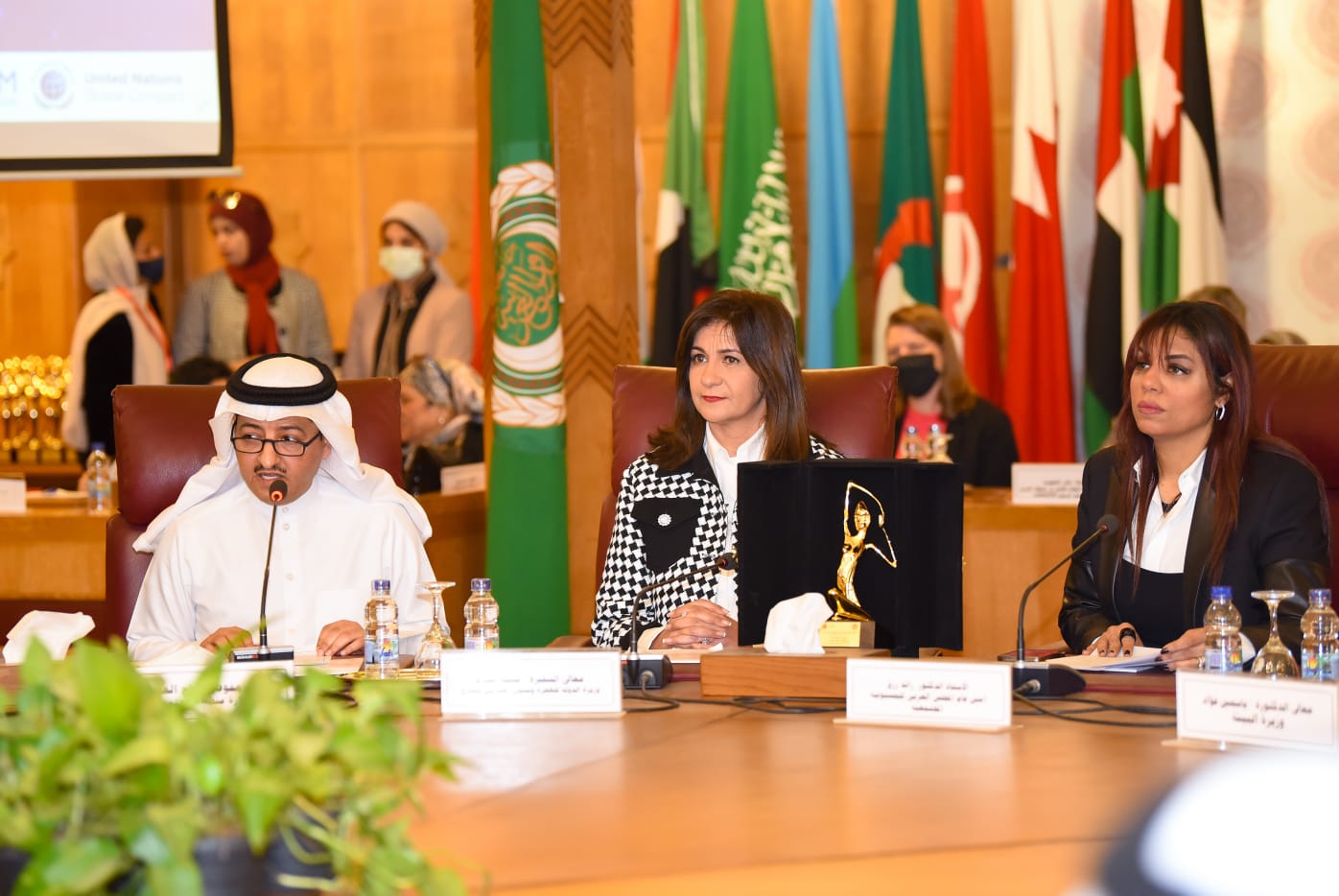 تكريم وزيرة الهجرة بدرع الإنسانية من المجلس العربي