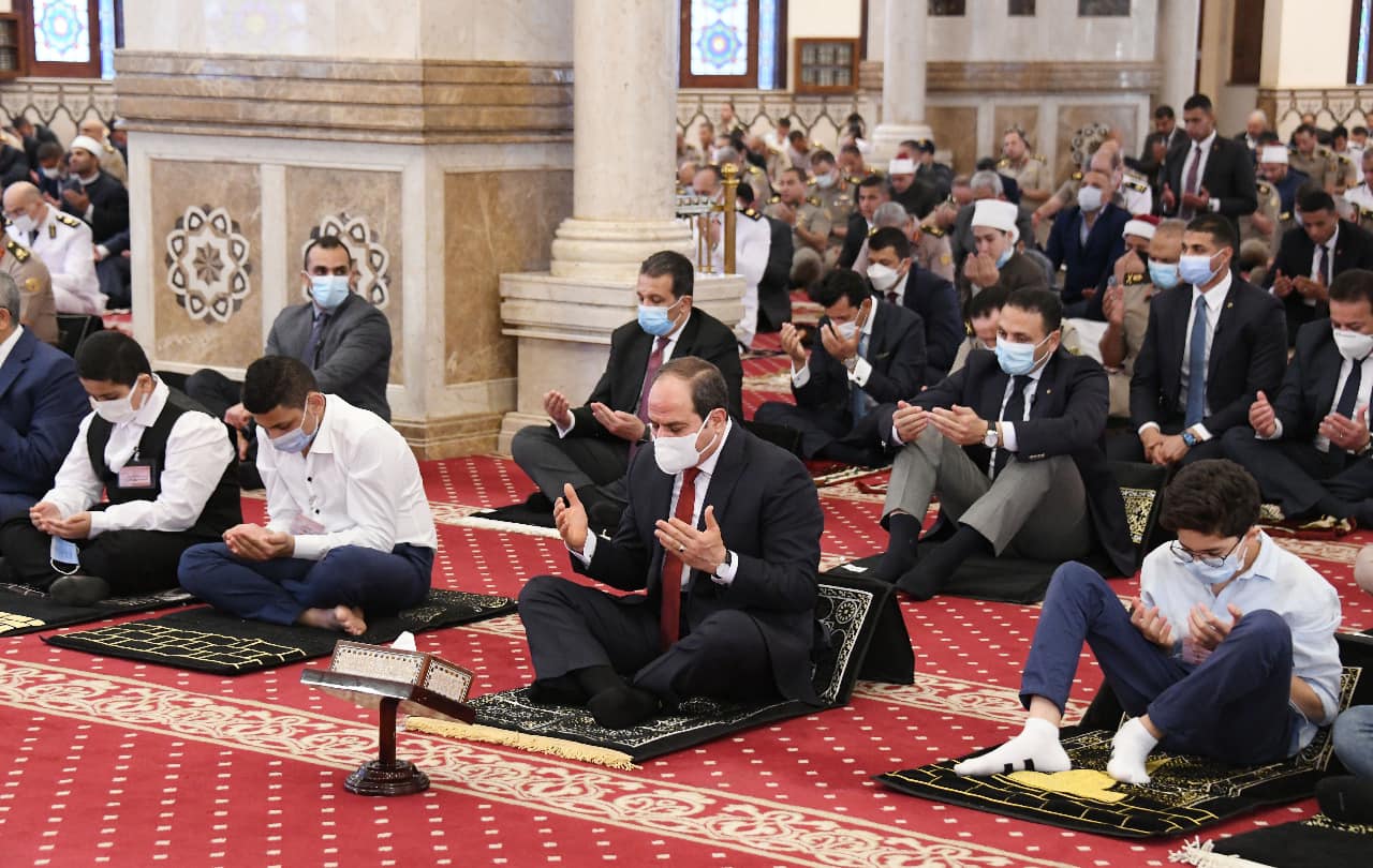 السيسي يؤدي صلاة العيد بمسجد المشير طنطاوي