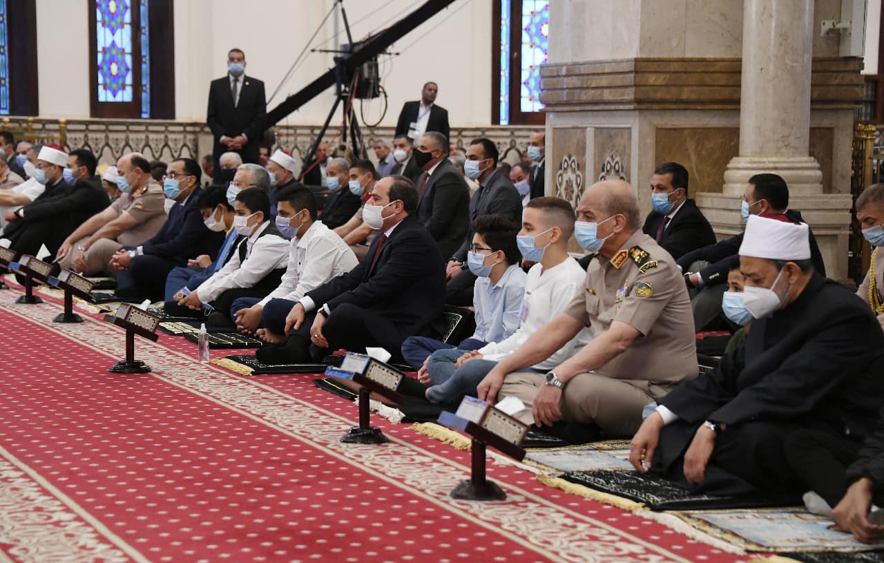 السيسي يؤدي صلاة العيد بمسجد المشير طنطاوي