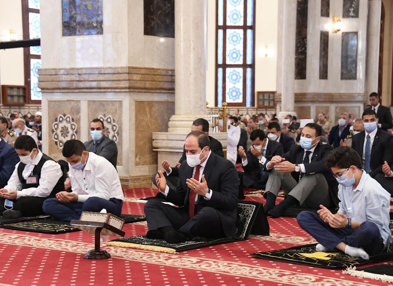 السيسي يؤدي صلاة العيد بمسجد المشير طنطاوي