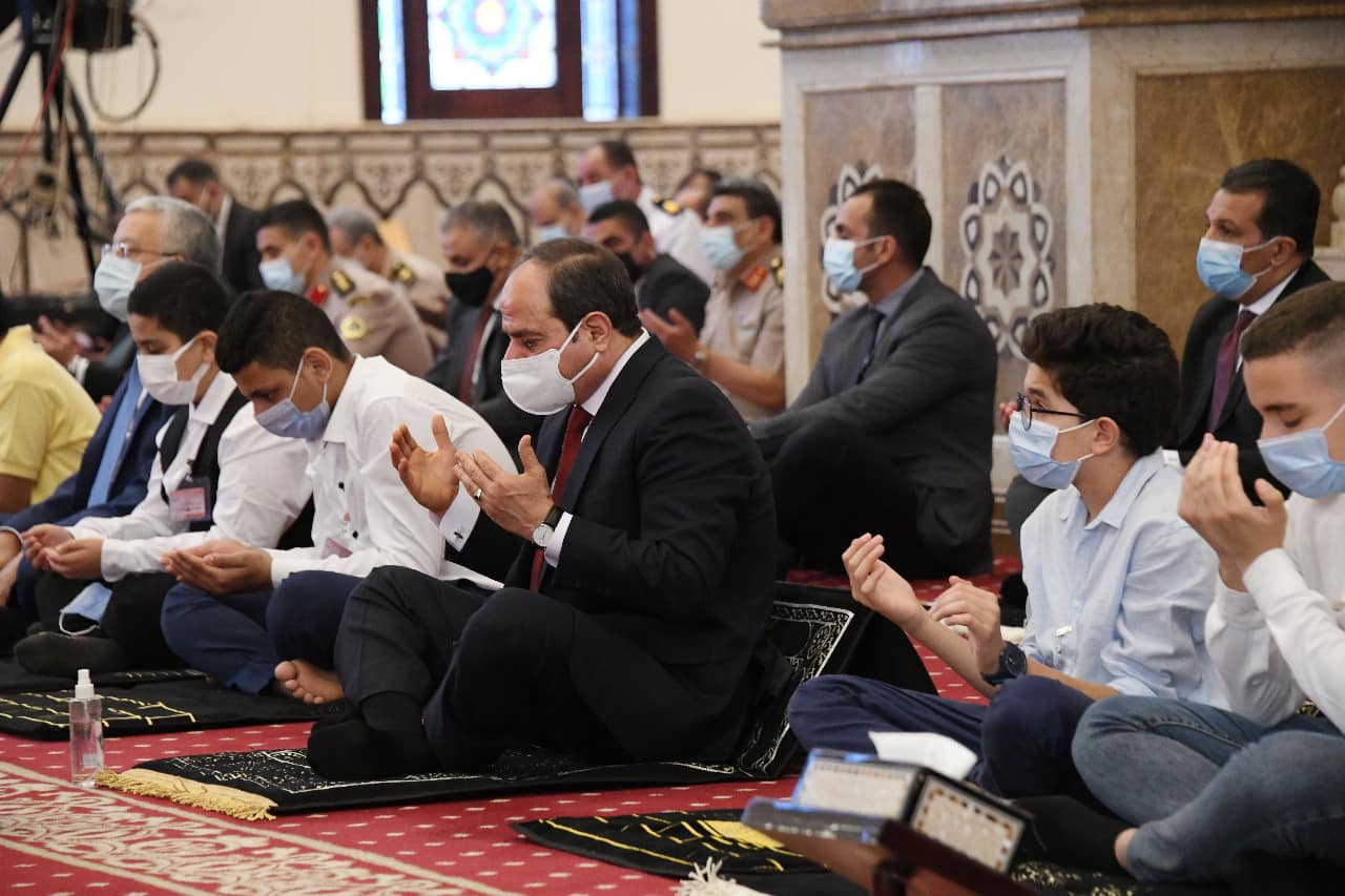 السيسي يؤدي صلاة العيد بمسجد المشير طنطاوي