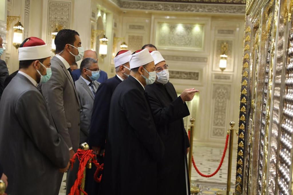 الإمام الأكبر يتفقد أعمال التجديد الشاملة بمسجد الحسين