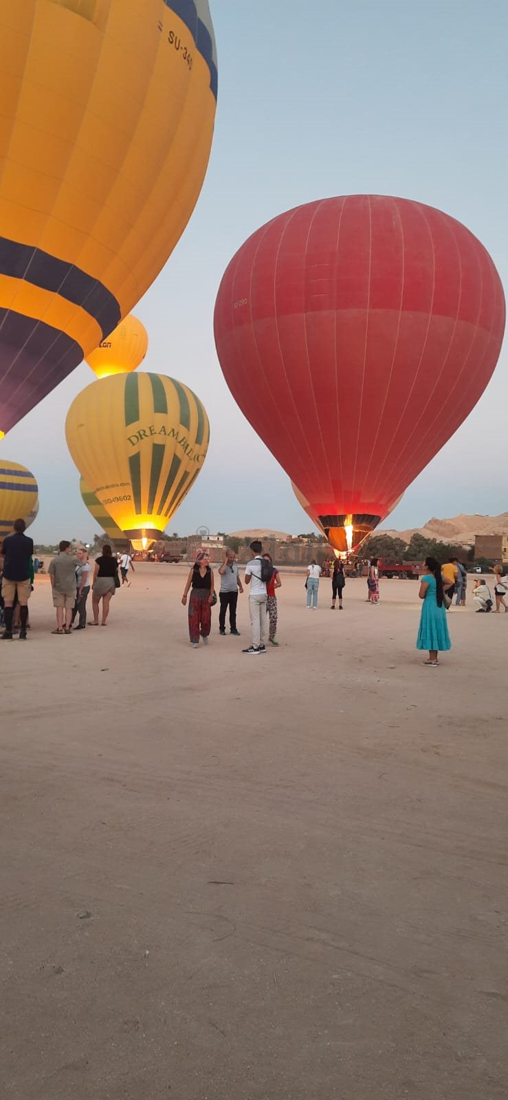 خروج رحلات البالون الطائر في الأقصر