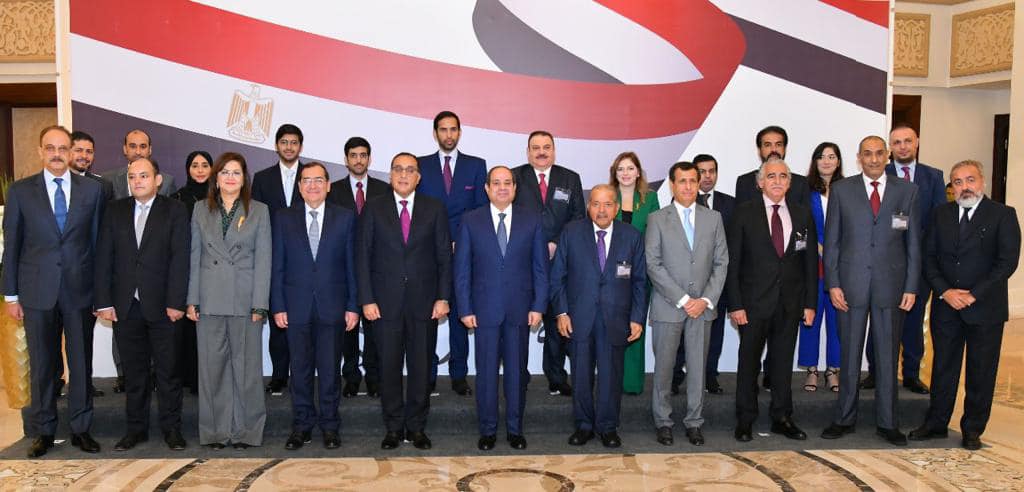 السيسي مع رجال الأعمال القطريين