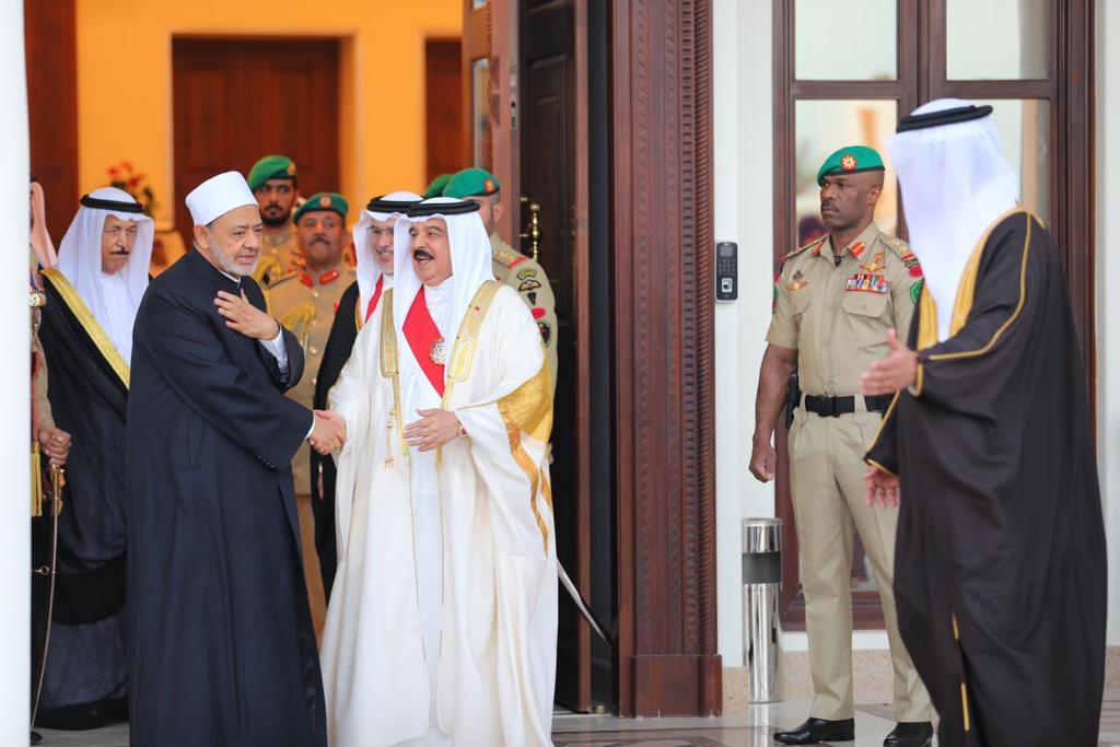 الملك حمد بن عيسى آل خليفة ملك البحرين يستقبل شيخ الأزهر