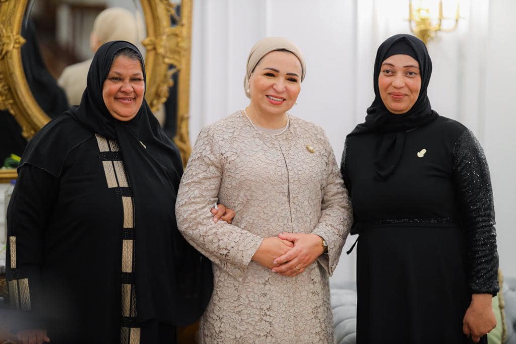 نجاة على يمين السيدة انتصار السيسي