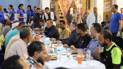 محافظ البحر الأحمر يتناول الإفطار على مائدة رحمن أعدها مواطن مسيحي وإخوته