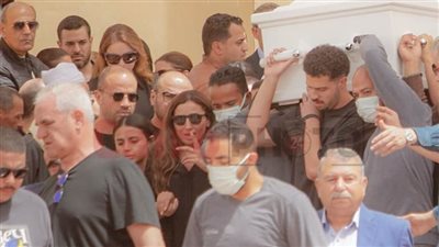 دينا الشربيني تودع جثمان والدها خلال تشييعه إلى مثواه الأخير | صور