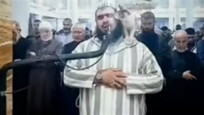بعد إشادة النشطاء على السوشيال ميديا.. ما حكم صلاة إمام الجزائر بعد صعود قطة على كتفه؟ 
