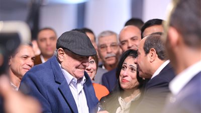 الرئيس السيسي يصافح جلال هريدي رئيس حزب حماة الوطن خلال إفطار الأسرة المصرية