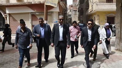 جولة ميدانية لمحافظ الفيوم لتفقد أعمال الرصف وتركيب الإنترلوك بشوارع المدينة