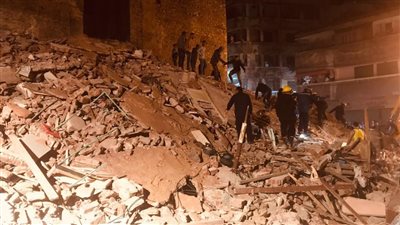 استخراج 3 أشخاص من تحت أنقاض عقار الورديان المنهار في الإسكندرية.. والبحث عن آخرين