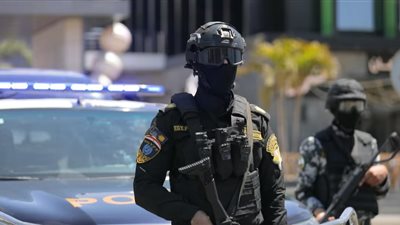 القبض على حارس عقار سرق 8400 دولار من سائح بمدينة نصر
