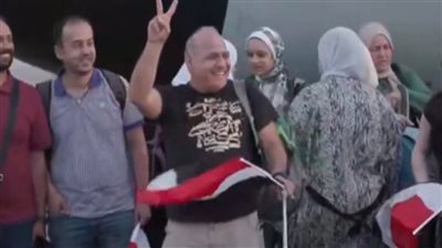 وصول المصريين القادمين من السودان إلى مطار شرق القاهرة