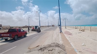 تتزين لاستقبال زائريها.. تمهيد وتسوية الرمال بشواطئ مرسى مطروح
