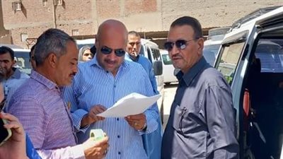 رئيس مركز سنورس بالفيوم يتابع التزام السائقين بالأجرة 