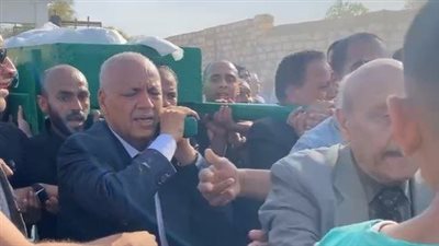 بحضور محافظ قنا وعدد من المسؤولين.. انهيار مصطفى بكري أثناء تشييع جثمان شقيقه الراحل بمسقط رأسه | بث مباشر 