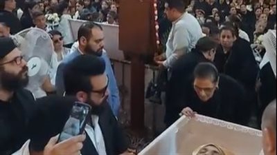 بالحزن والدموع.. المئات يشيعون جثمان القس أندراوس دانيال بكنيسة مارمينا ببورسعيد | بث مباشر 