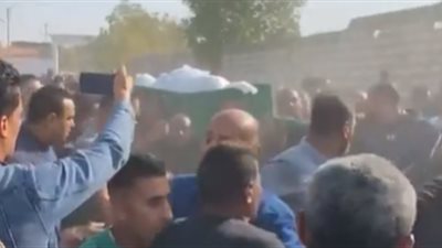 لم يتمالك نفسه.. سقوط مصطفى بكري وإصابته بجرح في الرأس خلال تشييع جثمان شقيقه بقنا | بث مباشر 