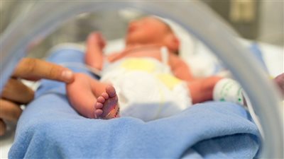 تلقيح صناعي رائد.. ولادة أول طفل بريطاني من ثلاثة آباء