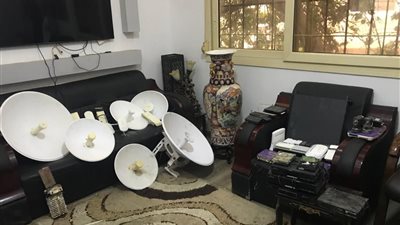 ضبط شخص لإدارته محطة بث تليفزيوني وشبكة توزيع إنترنت بدون ترخيص في الإسكندرية 